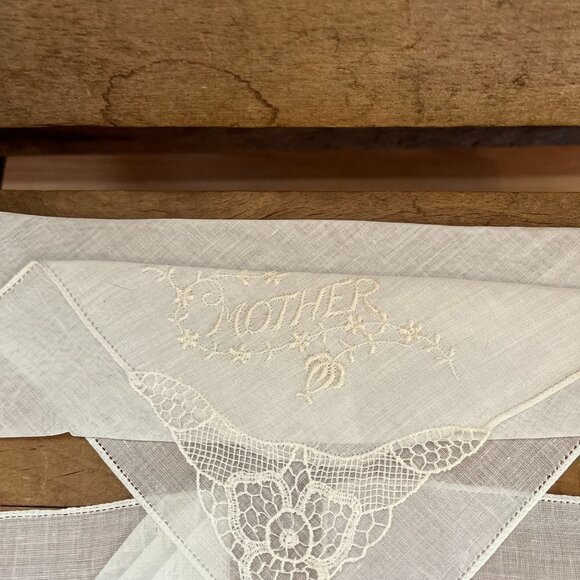 Vintage Set of 3 30s Mother Hand Embroidered Hankie Lace Handkerchief - Picture 5 of 12